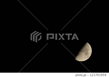 山梨県北杜市、神無月十一日の上弦の月 121701959