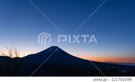 朝焼けの空と富士山の絶景 朝焼けの空と富士山の絶景 121702099