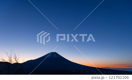 朝焼けの空と富士山の絶景 朝焼けの空と富士山の絶景 121702100