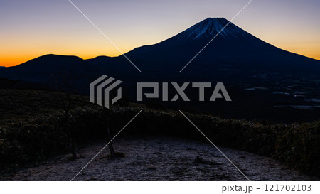 朝焼けの空と富士山の絶景 121702103