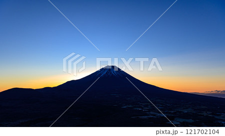 朝焼けの空と富士山の絶景 朝焼けの空と富士山の絶景 121702104
