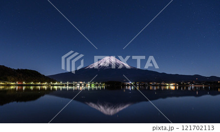 夜景・河口湖に映る逆さ富士の絶景 121702113
