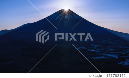 竜ヶ岳より望むダイヤモンド富士の絶景 121702151