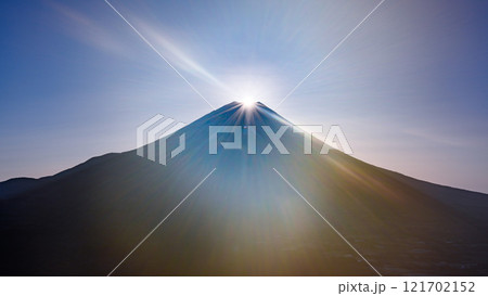 竜ヶ岳より望むダイヤモンド富士の絶景 121702152