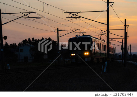【夕焼け素材】夕暮れのあいの風とやま鉄道の風景【富山県】 121702447