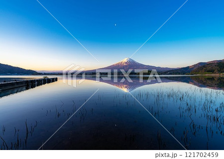 【富士山素材】冬の朝の河口湖から見た富士山【山梨県】 121702459