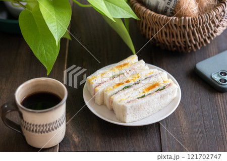 美味しそうなサンドイッチとコーヒー 121702747
