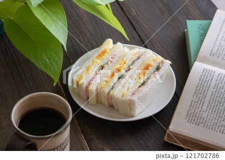 美味しそうなサンドイッチとコーヒー 121702786