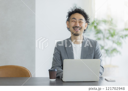 笑顔で仕事をするビジネスマン 121702948