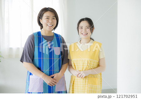 エプロンをした二人の女性 エプロンをした二人の女性 121702951