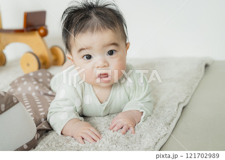 リビングの赤ちゃん 121702989