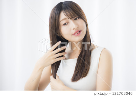 ヘアケアする若い女性　 121703046