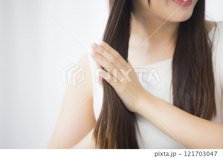 ヘアケアする若い女性　 121703047