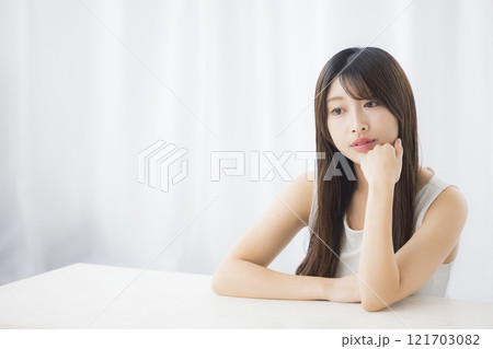 鏡を見て肌を気にする若い女性 鏡を見て肌を気にする若い女性 121703082