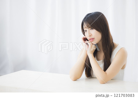 鏡を見て肌を気にする若い女性　 121703083