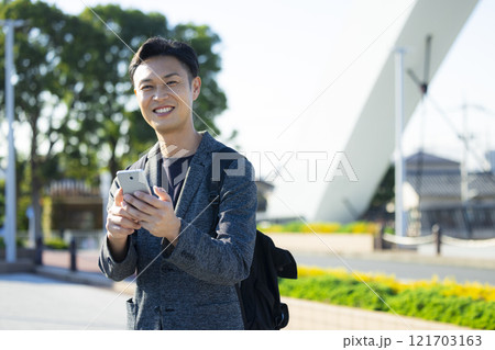 街中でスマホを持つ男性 121703163