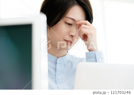 パソコン作業で目が疲れた女性 121703249