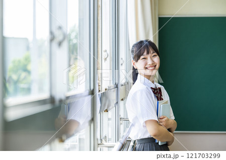 女子高生のポートレート カメラ目線 女子高生のポートレート カメラ目線 121703299
