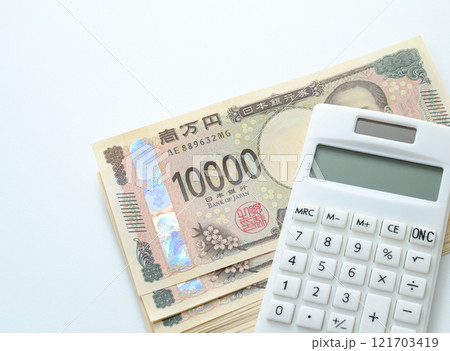 電卓とお金 121703419