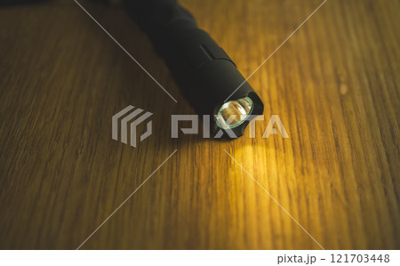 懐中電灯の光 121703448