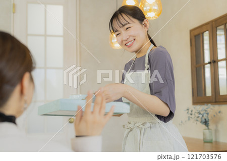 カフェ店員の女性 121703576