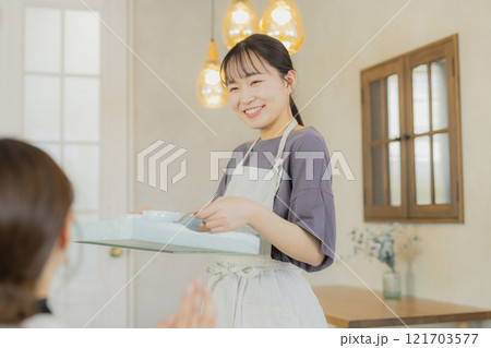 カフェ店員の女性 121703577