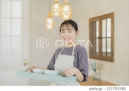 カフェ店員の女性 121703580