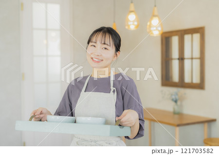 カフェ店員の女性 121703582