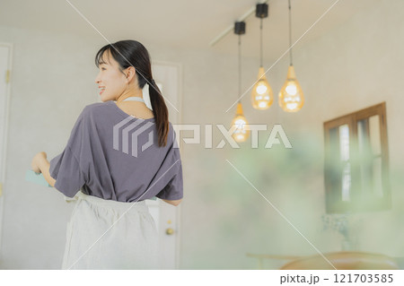 カフェ店員の女性 カフェ店員の女性 121703585