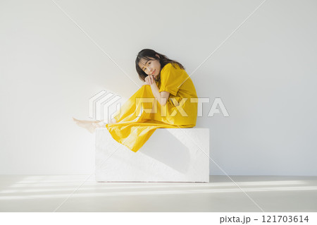 黄色いワンピースの女性 黄色いワンピースの女性 121703614