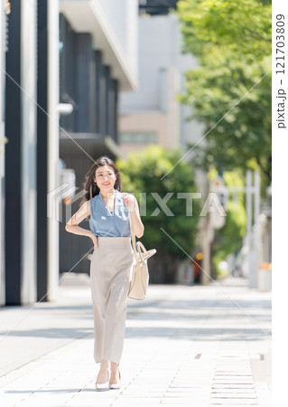 名古屋伏見 広小路通のビジネス街を歩くビジネスウーマン 名古屋伏見 広小路通のビジネス街を歩くビジネスウーマン 121703809