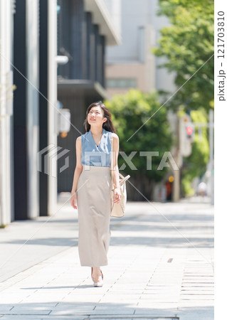 名古屋伏見　広小路通のビジネス街を歩くビジネスウーマン 121703810