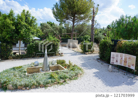 青空のもとのイタリアにあるアルキメデス博物館の庭園 121703999