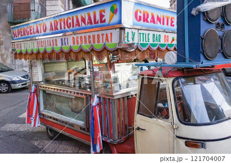 イタリア名物のグラニテを販売する改造を重ねた軽トラ 121704007