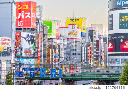 「東京都」新宿大ガードの風景　夕景 121704116