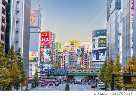 「東京都」新宿大ガードの風景　夕景 121704117