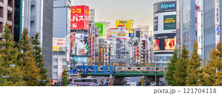 「東京都」新宿大ガードの風景 夕景 「東京都」新宿大ガードの風景 夕景 121704118