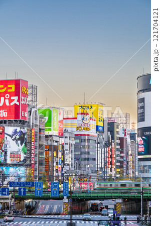 「東京都」新宿大ガードの風景　夕景 121704121