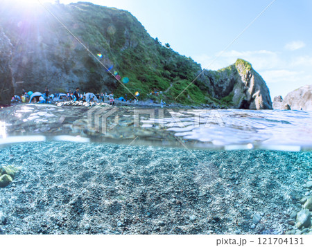 美しいヒリゾ浜の海の半水面撮影。  静岡県伊豆半島賀茂郡南伊豆町中木ヒリゾ浜2024年 121704131