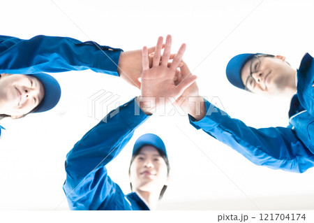 仲の良い運送業者スタッフ 121704174