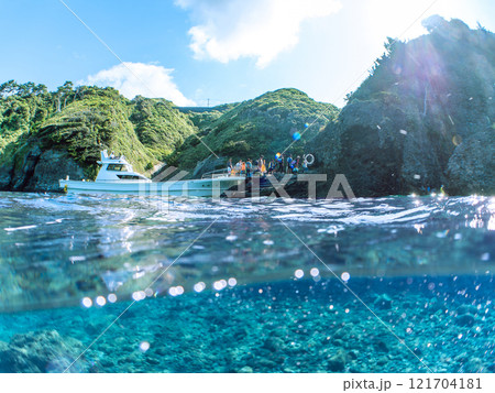 ヒリゾ浜渡船の漁船の美しい半水面撮影 安全な水域から船着き場に着眼するところ見ている 中木ヒリゾ浜 121704181