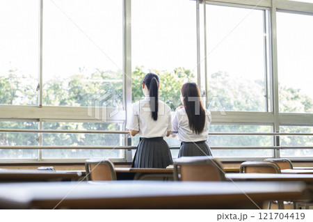 女子高生の後ろ姿　教室 121704419