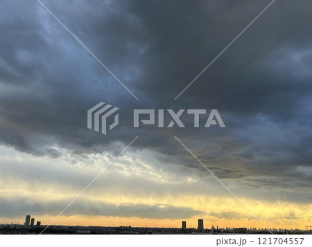 雲の隙間から見える太陽 雲の隙間から見える太陽 121704557