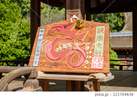 神社にある絵馬 121704636