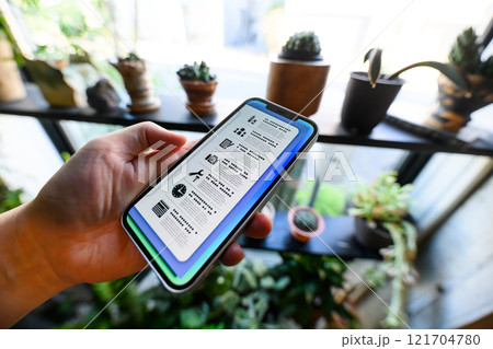 スマホを持つ男性 121704780