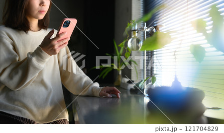 スマートフォンを操作する女性 スマートフォンを操作する女性 121704829