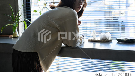 クリスタルと20代の女性 121704833
