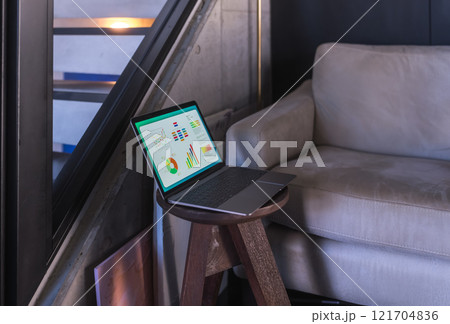 PCのある部屋で 121704836