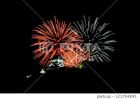 お城と花火 121704895