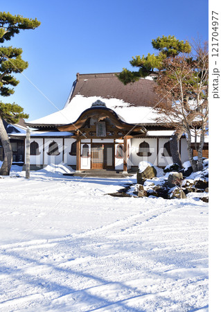 冬の北海道八雲町で黙照山龍穏寺境内の風景を撮影 121704977